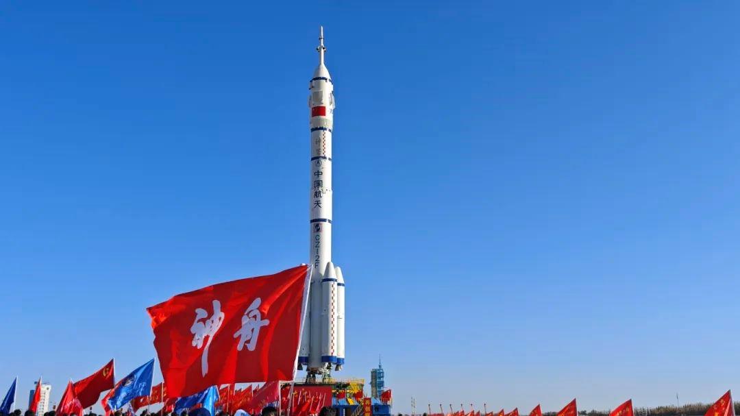 神舟十九号蓄势待发，巷弄深处的星辰小店