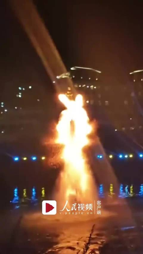 火壶表演与水上飞人的激情碰撞