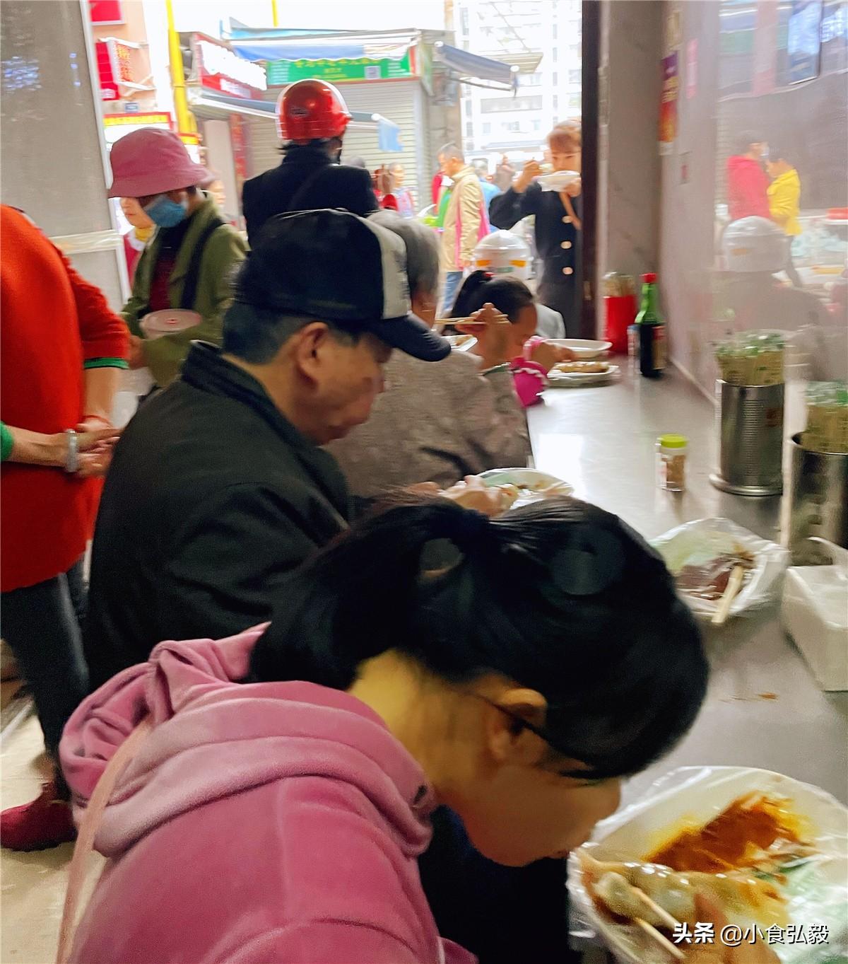 A股强势反弹交易额破2万亿，小巷特色小店与股市的双重繁荣