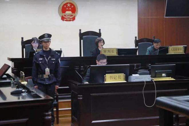 男子出租屋悲剧与追寻自然美景之旅，人性的反思与内心平静的觉醒