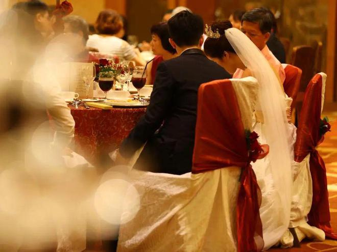 男子订婚宴后的释然之旅，定金纠纷与心灵回归的探寻