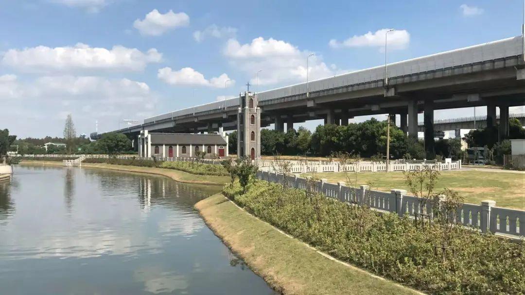 违建宿舍沿河占绿长达十二年，环保问题待解决