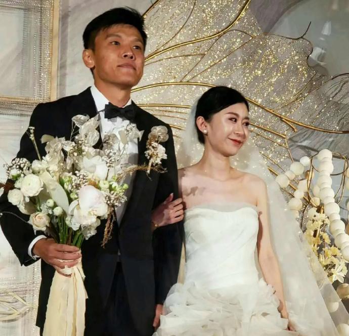 青岛男篮大胜广州男篮，激动人心的对决之夜
