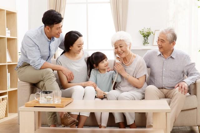 奶奶照顾孙女六年引发家庭纷争，起诉儿子儿媳还钱引发争议。