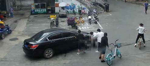 轿车突发自燃爷孙被困，众人英勇施救脱险时刻