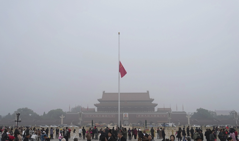 天安门下半旗悼念吴邦国同志逝世