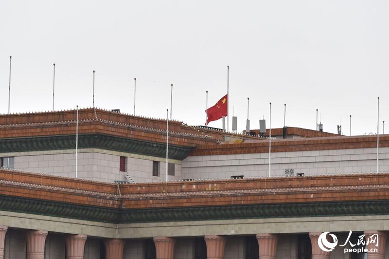 天安门下半旗悼念吴邦国同志逝世