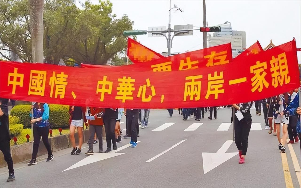 四支海警舰艇编队环台岛巡航，探索自然美景的心灵之旅