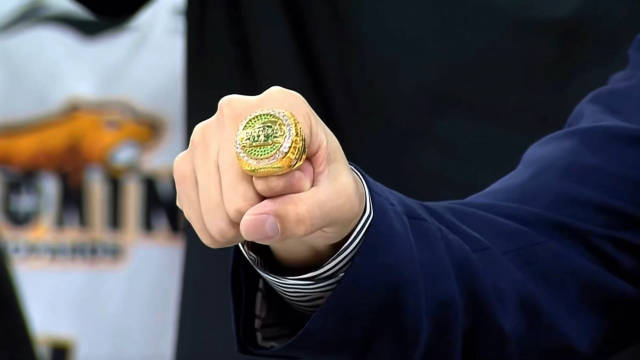 辽篮荣耀瞬间，领取总冠军戒指的辉煌时刻🏆