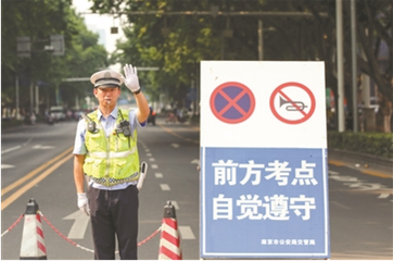 交警回应小学门口私自封路事件，保障通行安全，共建和谐交通环境