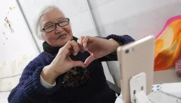 数字时代的全民热议，百岁奶奶的十年手机网龄经验分享