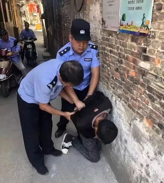 警方回应女子被误认赌徒致伤事件，揭秘小巷特色小店背后的故事风波