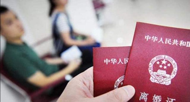 夫妻吵架引发趣事，窗外宝贝见证爱的纽带