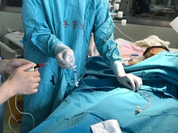 高中生猝死事件引发关注，母亲质疑抢救不力，寻找内心平静之旅