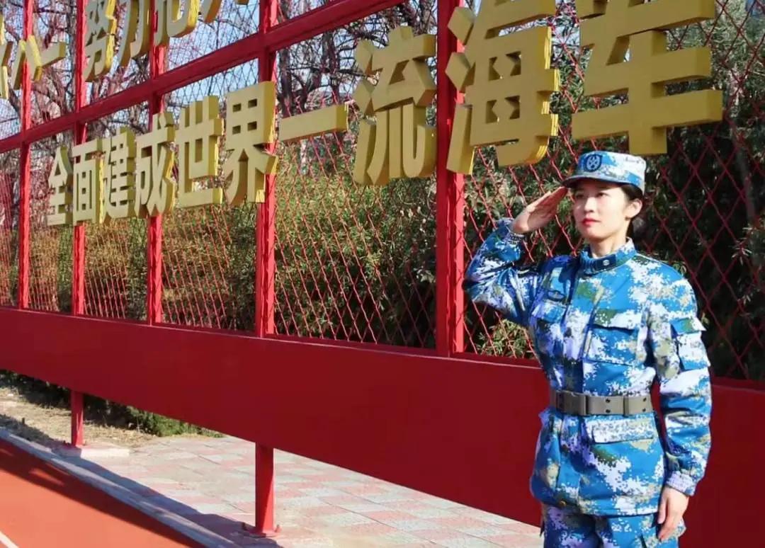 美女最新街拍，科技时尚完美融合的神器街拍欣赏